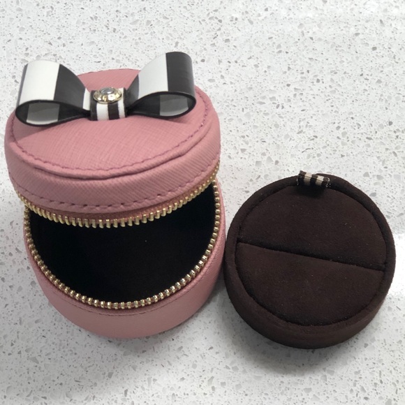 NWOT 🌷🎀💯Henri Bendel Ring Box, Signature Original Dust-bag & Shopping  Bag💕 - Picture 2 of 14